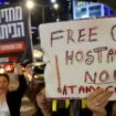 Des proches d'otages retenus à Gaza manifestent devant le ministère de la Défense à Tel-Aviv avant une réunion prévue du cabinet de guerre, le 25 décembre 2023