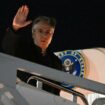 Le secrétaire d'Etat américain Antony Blinken monte à bord d'un avion à la base aérienne d'Andrews, le 21 janvier 2024 dans le Maryland