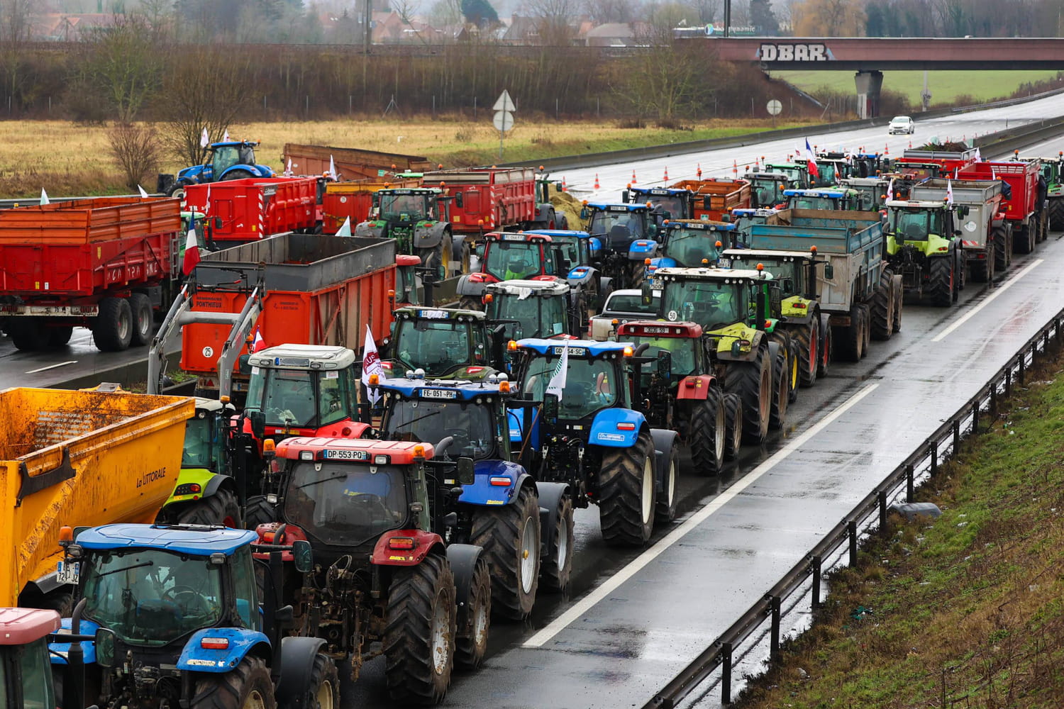 Colère des agriculteurs, en direct : le "siège" de Paris prévu ce lundi, les forces de l'ordre déployées