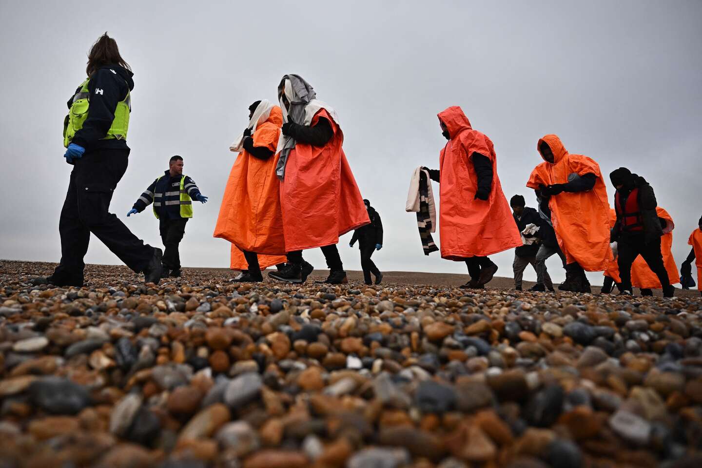 Près de 30 000 migrants ont traversé illégalement la Manche en 2023, le gouvernement britannique se félicite d’une forte baisse