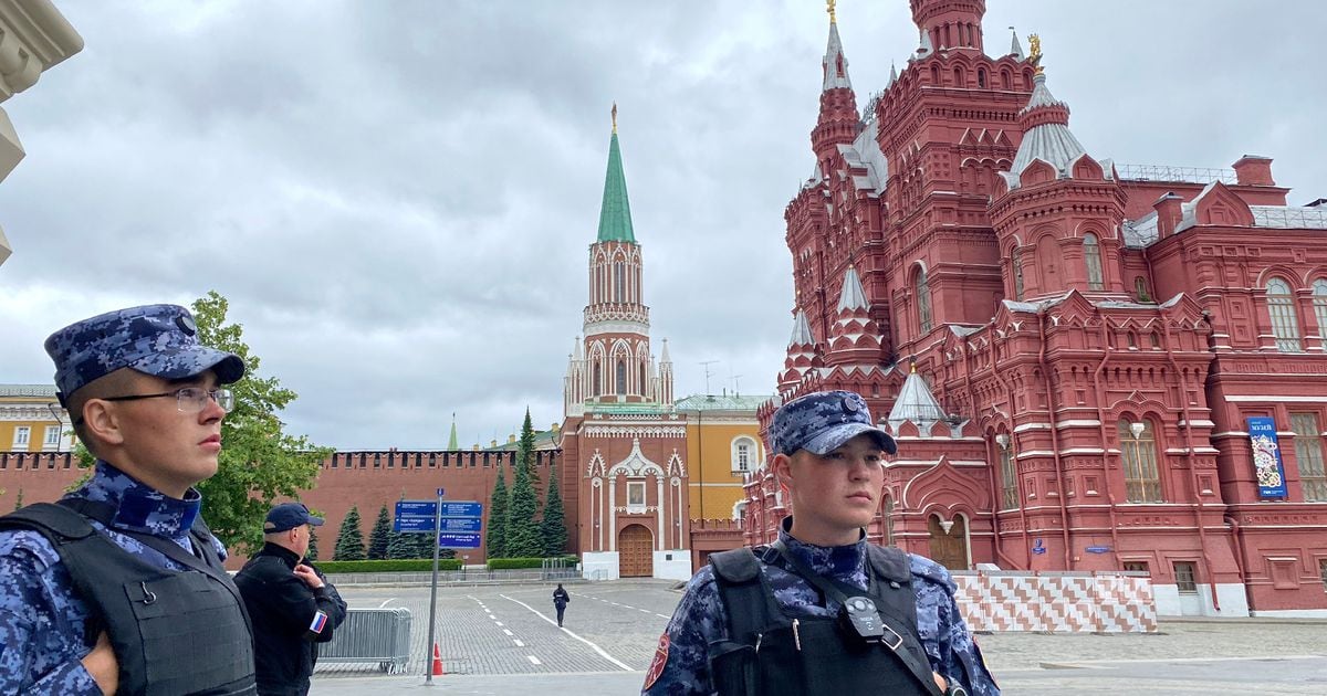 Des membres de la Garde nationale russe en patrouille près du Kremlin, le 24 juin 2023 à Moscou