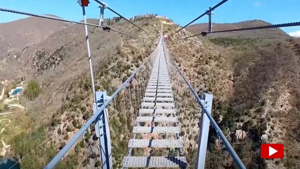 Touristenattraktion in Italien: Europas höchste tibetische Hängebrücke: 1000 Stufen in schwindelerregender Höhe