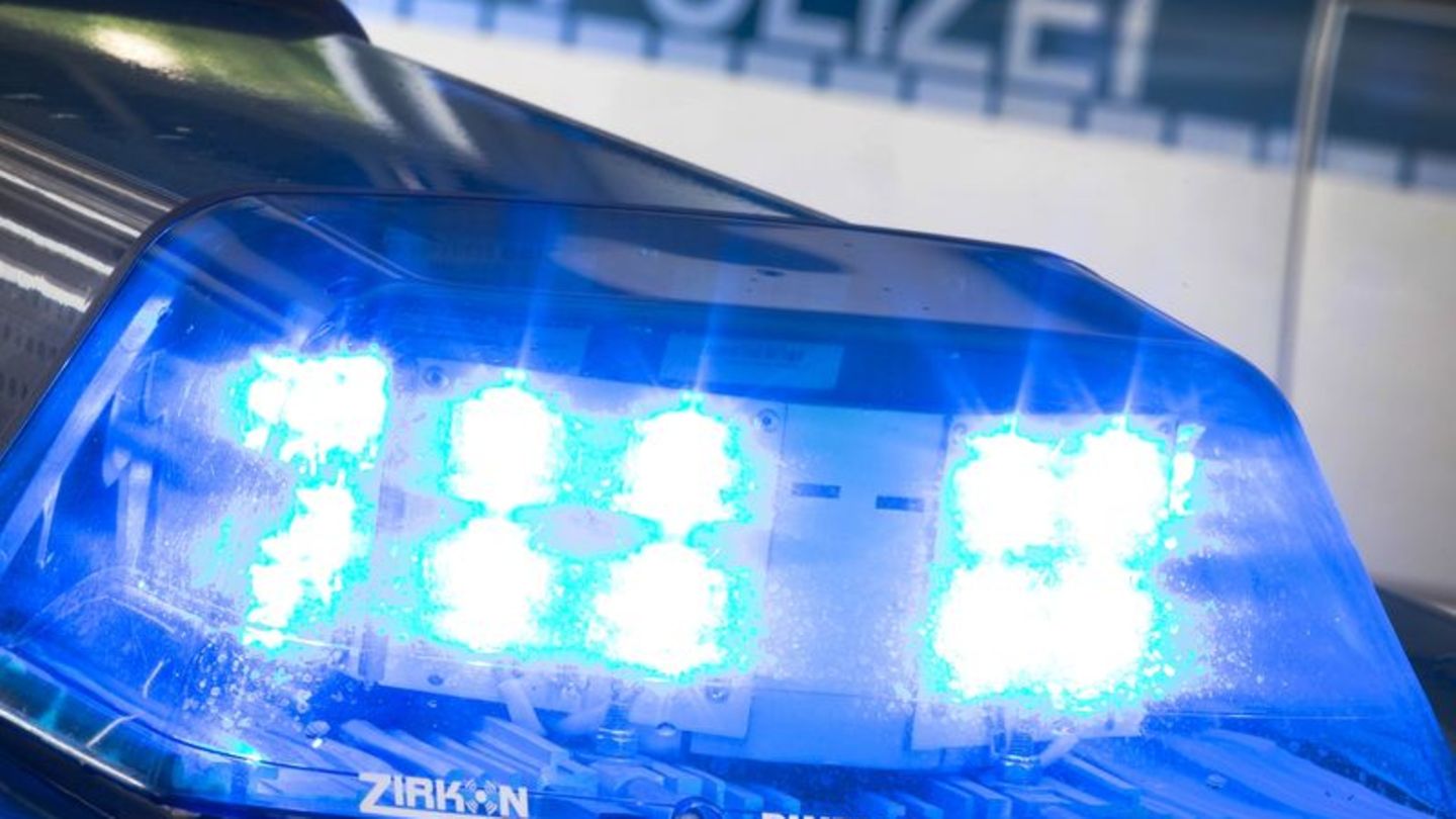 Ein Blaulicht leuchtet auf dem Dach eines Polizeiwagens. Foto: Friso Gentsch/dpa