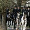 Die traditionell gekleideten sorbischen Osterreiter verkünden nach altem Brauch zu Pferde die Osterbotschaft. Foto: Sebastian Ka