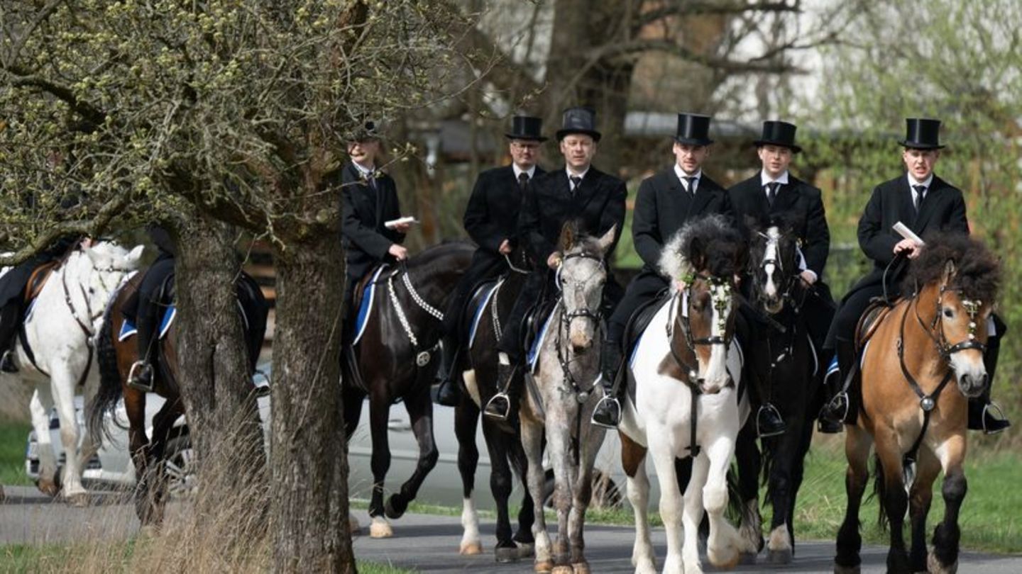 Die traditionell gekleideten sorbischen Osterreiter verkünden nach altem Brauch zu Pferde die Osterbotschaft. Foto: Sebastian Ka