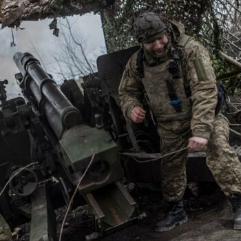 Des soldats ukrainiens tirent un coup d'artillerie en direction d'Avdiivka, dans l'oblast de Donetsk, en Ukraine, le 18 février 2024.