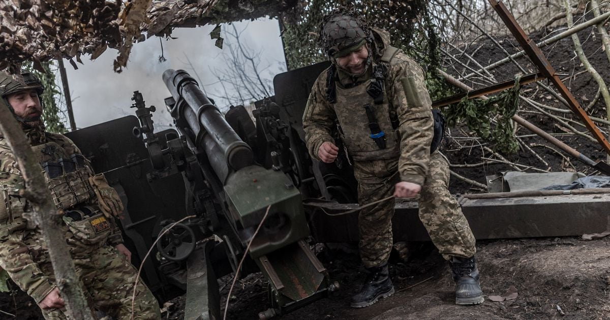 Des soldats ukrainiens tirent un coup d'artillerie en direction d'Avdiivka, dans l'oblast de Donetsk, en Ukraine, le 18 février 2024.