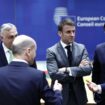 Le président français Emmanuel Macron (c) et ses collègues dirigeants de l'UE avant un sommet au siège de l'UE à Bruxelles, le 21 mars 2024