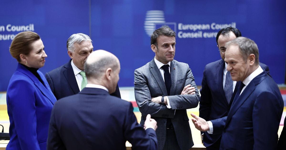 Le président français Emmanuel Macron (c) et ses collègues dirigeants de l'UE avant un sommet au siège de l'UE à Bruxelles, le 21 mars 2024