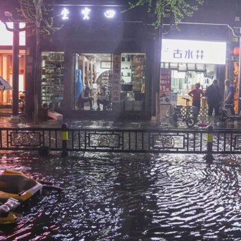 Typhoon-like winds hit South China during major storm, leaving 7 dead