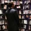 Le président français Emmanuel Macron regarde les photos des victimes du génocide de 1994 au mémorial de Kigali,le 27 mai 2021 à l'occasion de sa visite au Rwanda