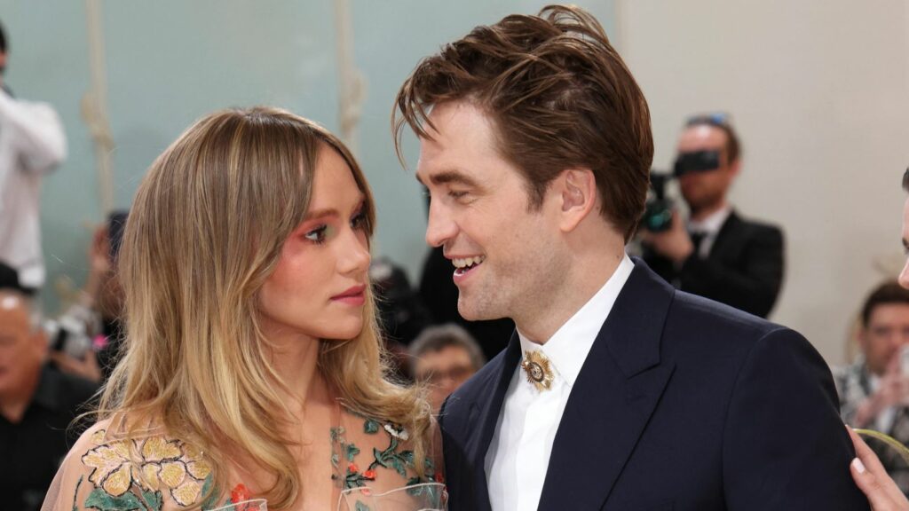 Suki Waterhouse and Robert Pattinson pose at the Met Gala, an annual fundraising gala held for the benefit of the Metropolitan Museum of Art's Costume Institute with this year's theme "Karl Lagerfeld: A Line of Beauty", in New York City, New York, U.S., May 1, 2023. REUTERS/Andrew Kelly