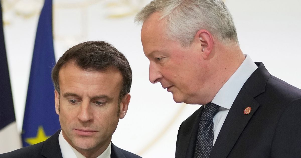 Le président Emmanuel Macron (G) écoute son ministre des Finances Bruno Le Maire (D) à l'Elysée, Paris, le mars 2023