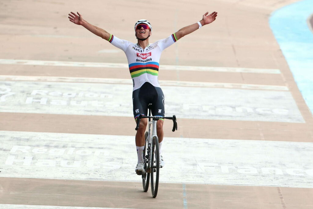 Paris-Roubaix 2024 : après soixante kilomètres en solitaire, Mathieu van der Poel s'offre le doublé sur "L'Enfer du Nord" !