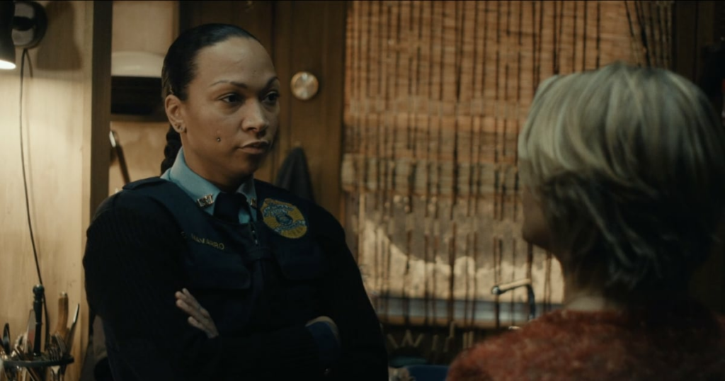 La dernière saison de la série "True Detective" met en avant deux personnages féminins, dont l'un campé par Kali Reis, qui crève l’écran par sa présence physique et son regard impassible.