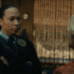 La dernière saison de la série "True Detective" met en avant deux personnages féminins, dont l'un campé par Kali Reis, qui crève l’écran par sa présence physique et son regard impassible.