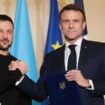 Le président français Emmanuel Macron (droite) et son homologue ukrainien Volodymyr Zelensky se serrent la main, le 16 février 2024 à Paris