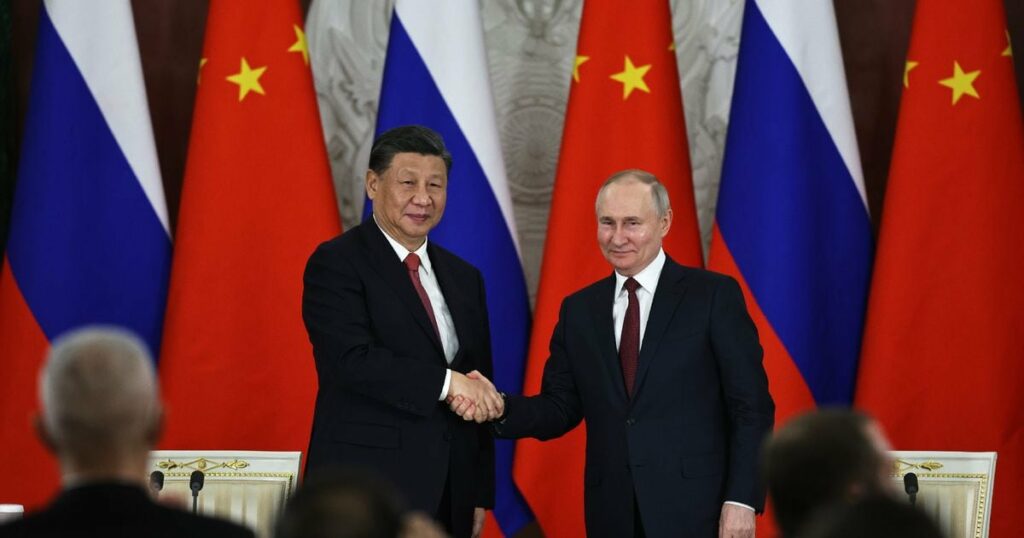 Le président russe Vladimir Poutine (d) et son homologue chinois Xi Jinping, le 21 mars 2023 au Kremlin, à Moscou