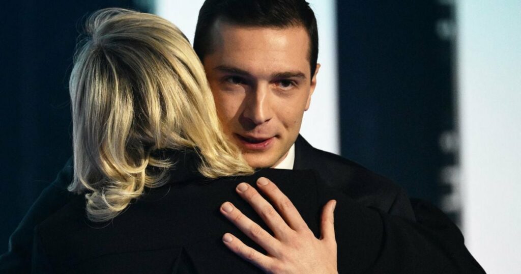 La présidente du groupe d'extrême droite du Rassemblement national (RN) à l'Assemblée nationale, Marine Le Pen (G), et le président du RN et chef de file de la liste électorale, Jordan Bardella (D), s'embrassent à la fin d'une réunion visant à lancer la campagne du RN pour les prochaines élections européennes, à Marseille, dans le sud-est de la France, le 3 mars 2024. Les élections du Parlement européen sont prévues du 6 au 9 juin 2024.