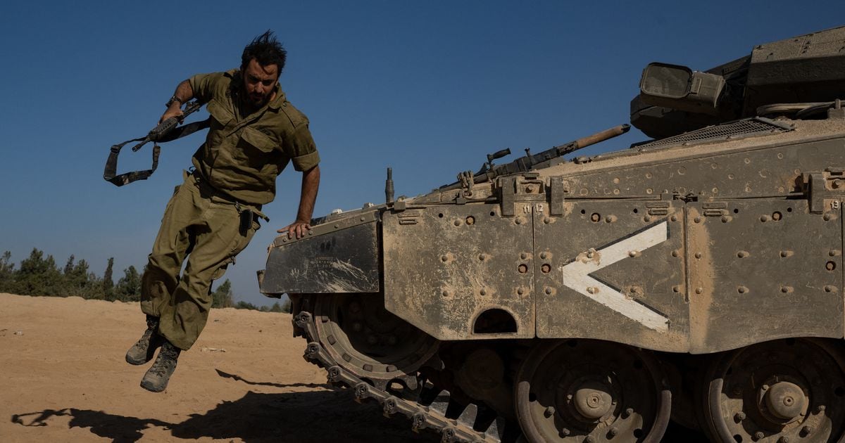 Un soldat israélien mobilisé dans le sud d'Israël, le 21 octobre 2023, alors que l'armée se positionne autour de la bande de Gaza.