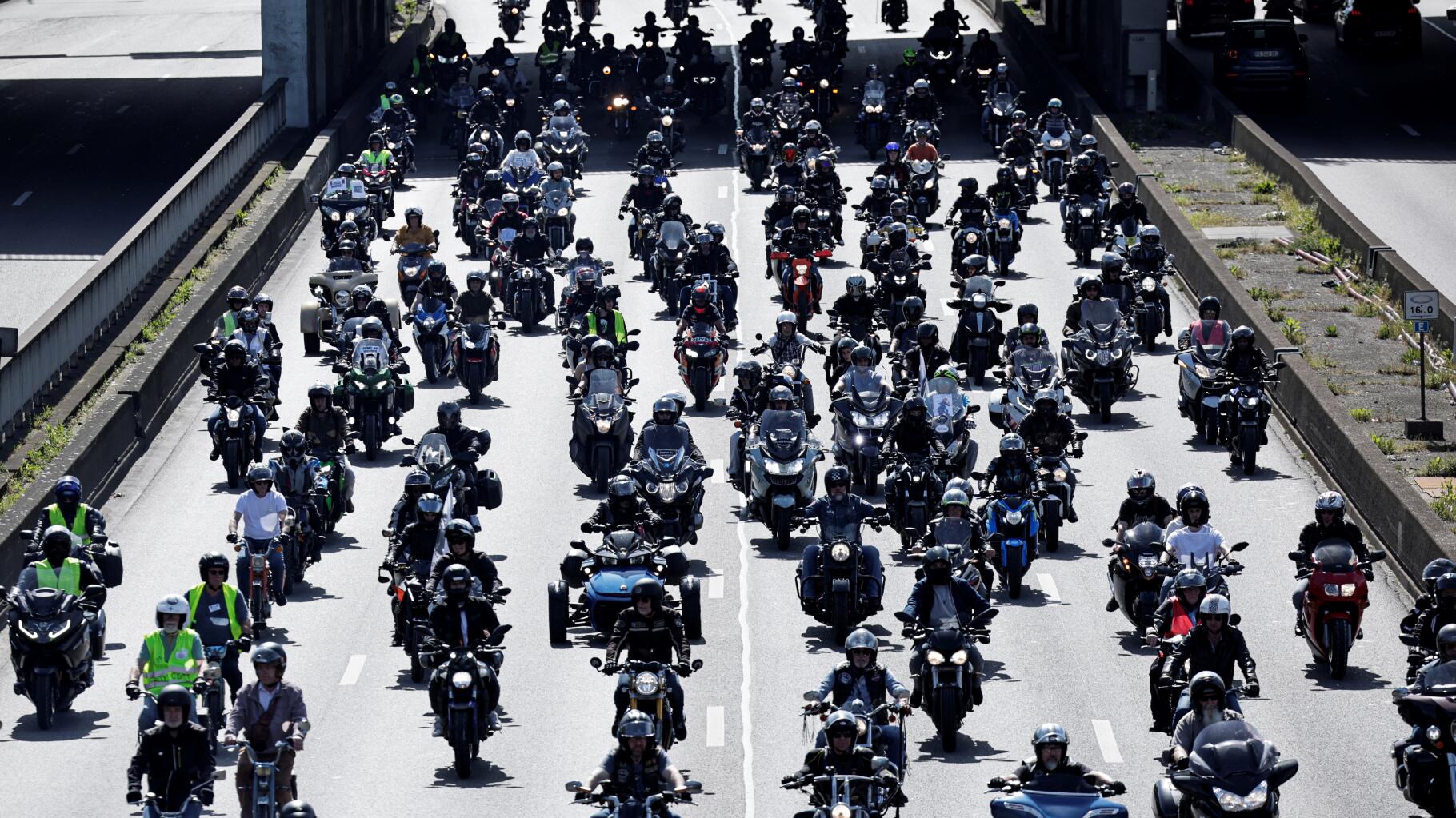 À Paris, 10 000 motards manifestent contre le contrôle technique obligatoire