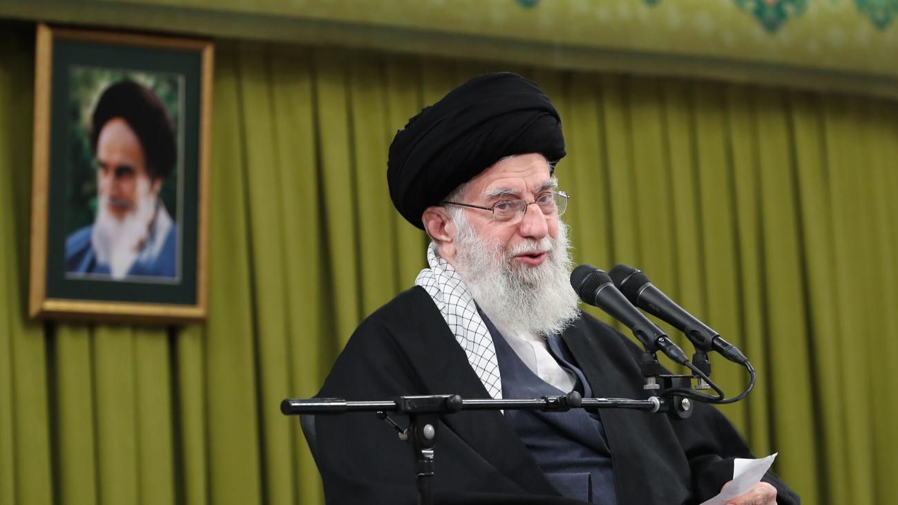 Angriff auf Israel: Irans Staatsoberhaupt schreibt von Strafe für "boshaftes Regime"