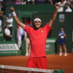 Masters 1000 de Monte Carlo : dans une finale à sens unique, Tsitsipas rejoint Borg, Nastase et Muster !