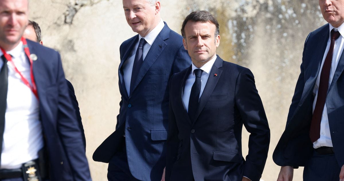 Emmanuel Macron et le ministre de l'Economie Bruno Le Maire, le 11 avril 2024 lors de la visite d'une usine de poudre à Bergerac.