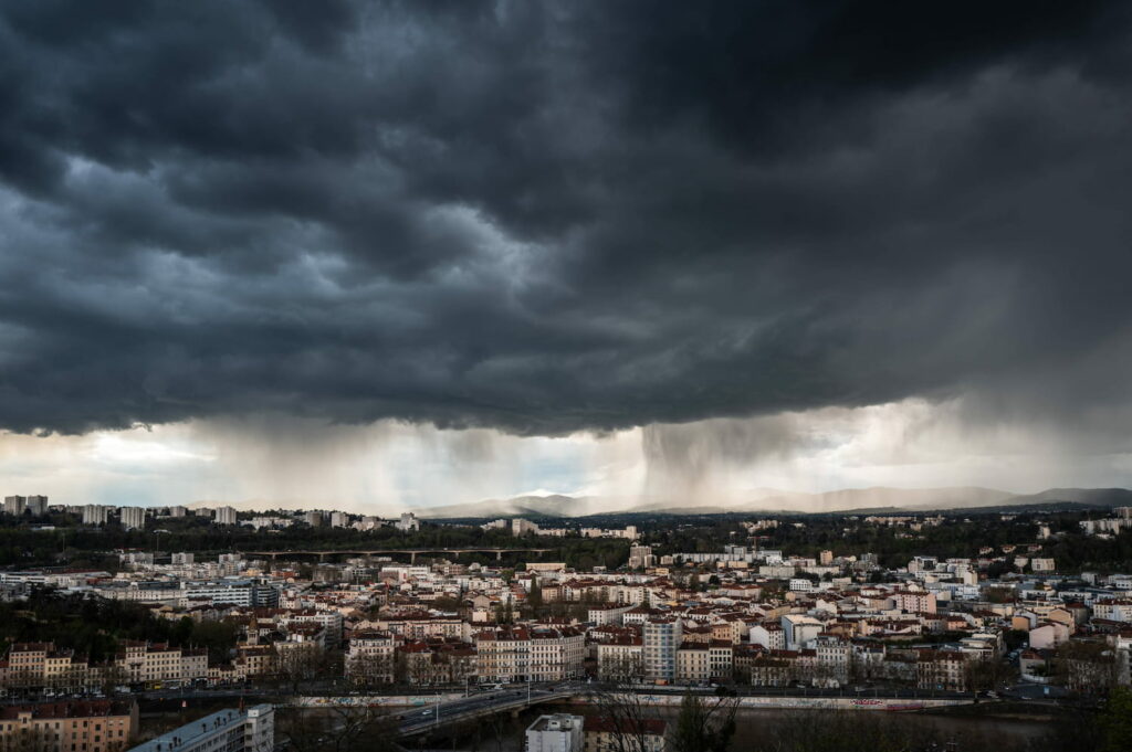 Tempête Renata : la force des vents inquiète, plusieurs sites fermés