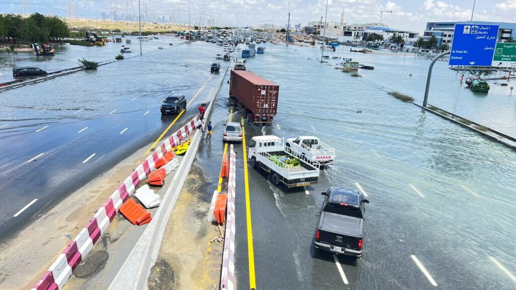 Dubai: Land unter in der Wüste – Wassermassen überfluten Dubai