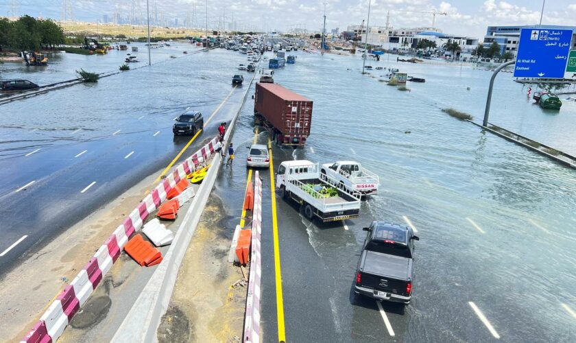 Dubai: Land unter in der Wüste – Wassermassen überfluten Dubai