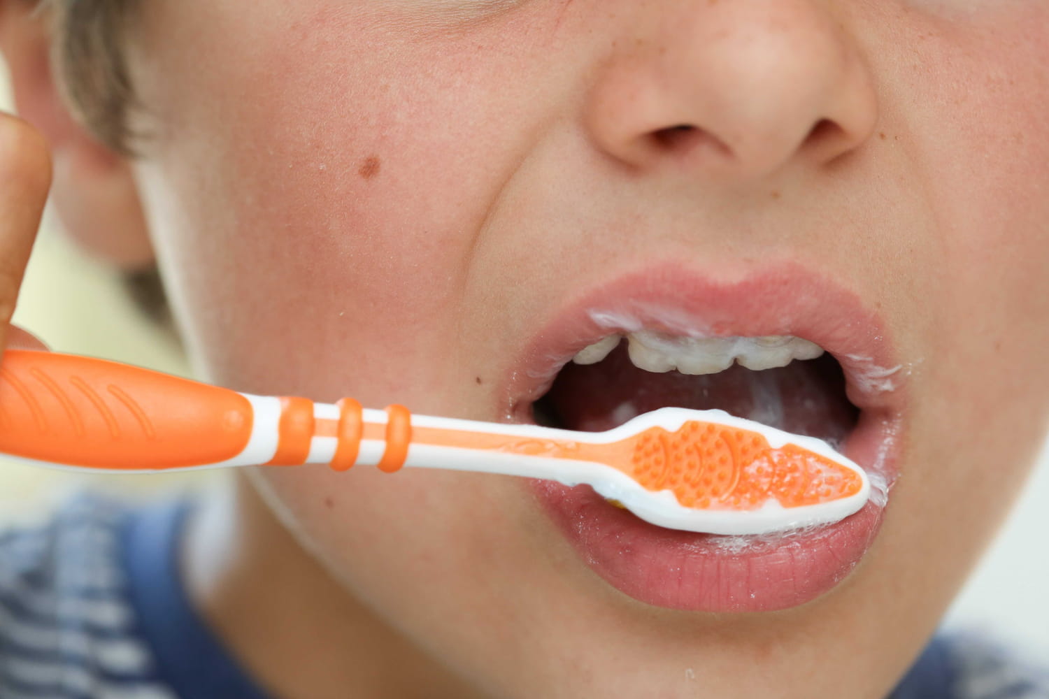 Pourquoi les dentistes recommandent de ne pas se rincer la bouche après le brossage