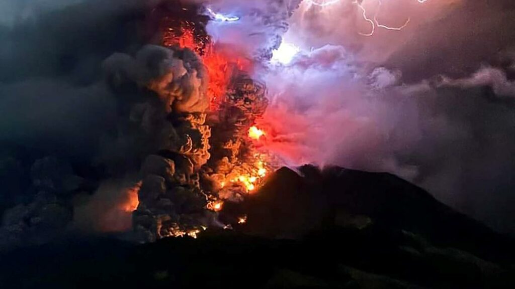 Teile des Vulkans Ruang drohen ins Meer zu stürzen – Warnung vor Tsunami