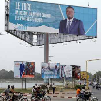 La nouvelle Constitution du Togo est adoptée, le régime devient parlementaire