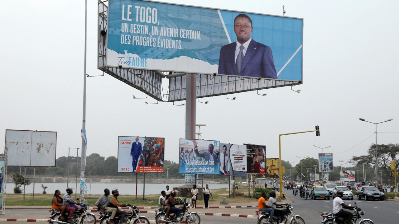 La nouvelle Constitution du Togo est adoptée, le régime devient parlementaire