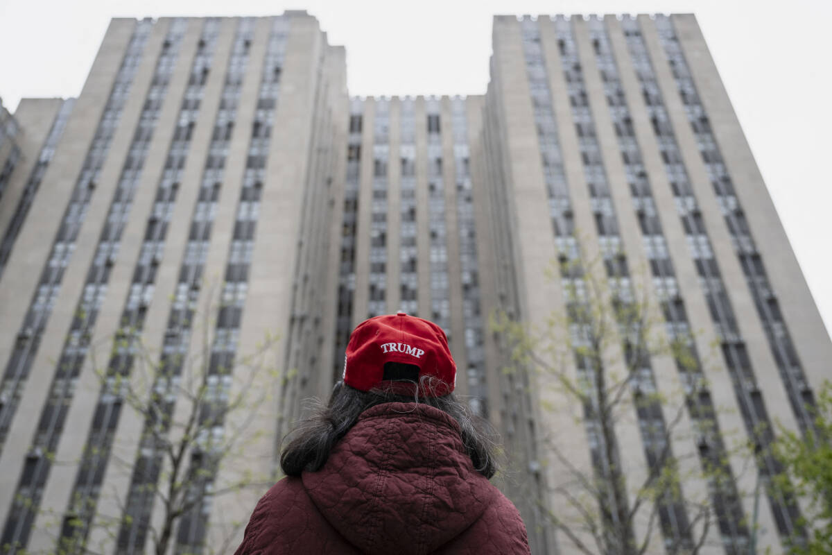 Une personne tente de s’immoler par le feu devant le tribunal qui juge Donald Trump à New York