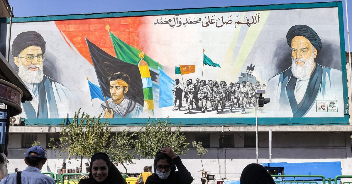 Une peinture murale représente l'ayatollah Ruhollah Khomeini (à droite), premier guide suprême de l'Iran depuis la Révolution islamique de 1979, et l'actuel guide suprême, l'ayatollah Ali Khamenei (à gauche) dans le centre de Téhéran, le 10 septembre 2023