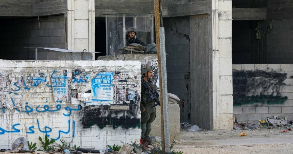 Des soldats israéliens positionnés dans un bâtiment de la ville palestinienne de Huwara, le 13 mars 2024 en Cisjordanie occupée