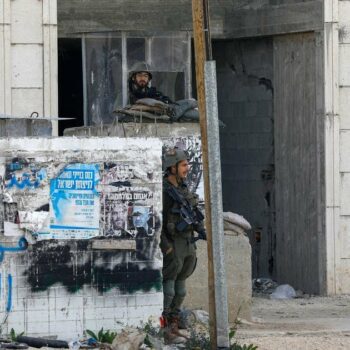 Des soldats israéliens positionnés dans un bâtiment de la ville palestinienne de Huwara, le 13 mars 2024 en Cisjordanie occupée