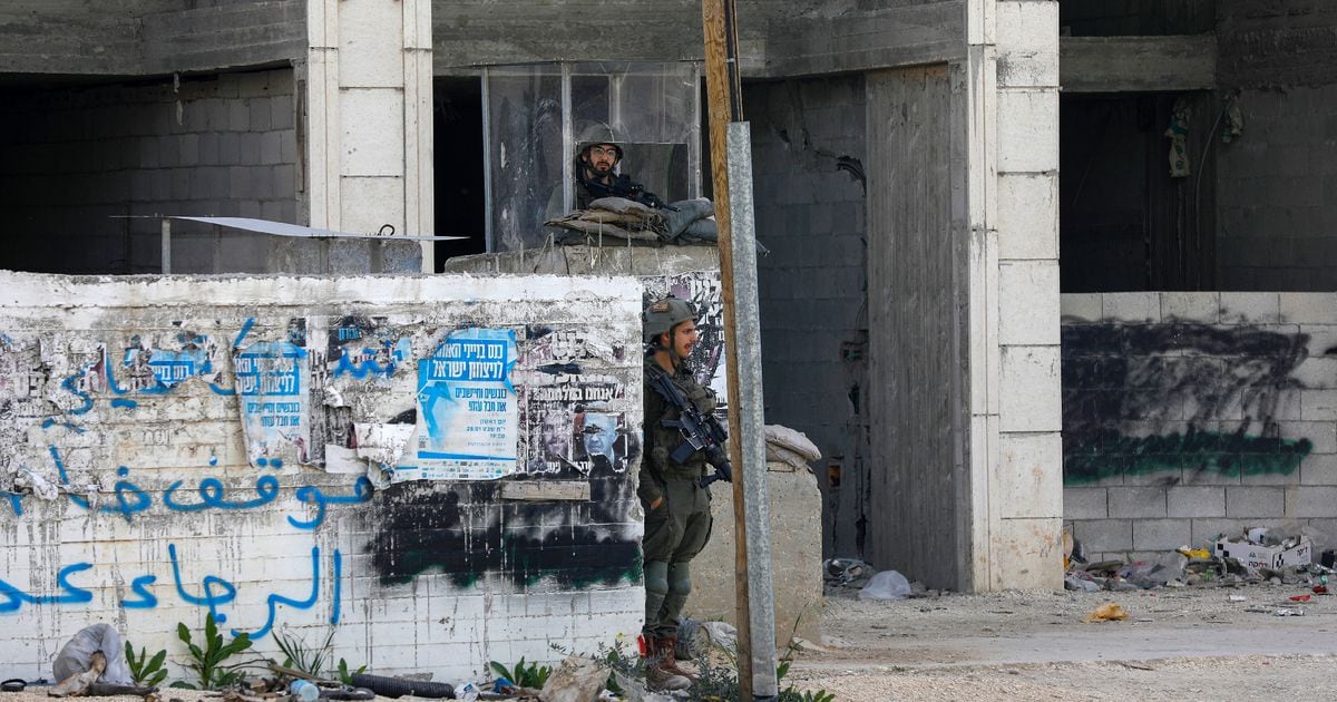 Des soldats israéliens positionnés dans un bâtiment de la ville palestinienne de Huwara, le 13 mars 2024 en Cisjordanie occupée