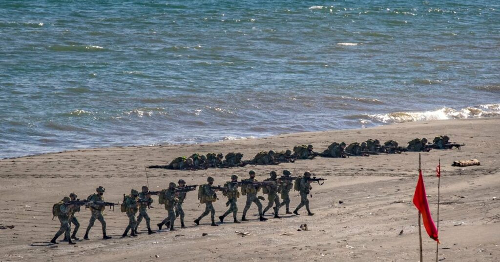 Des marines philippins participent à un exercice conjoint d'assaut amphibie dans le cadre des exercices de guerre annuels "Balikatan" entre les États-Unis et les Philippines, au large des eaux de la mer de Chine méridionale, le 31 mars 2022 aux Philippines