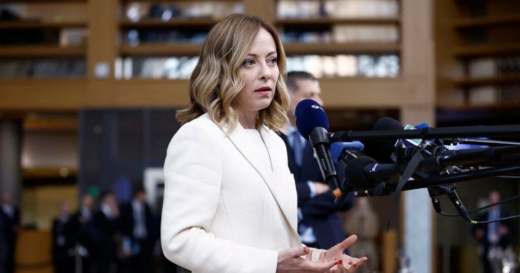 Le Premier ministre italien Giorgia Meloni s'adresse à la presse lors du sommet du Conseil européen au siège de l'UE à Bruxelles, le 18 avril 2024.