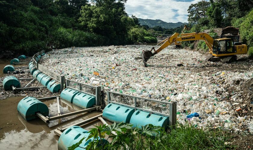 Umweltverschmutzung : Organisation fischt 10.000 Tonnen Plastikmüll aus Gewässern