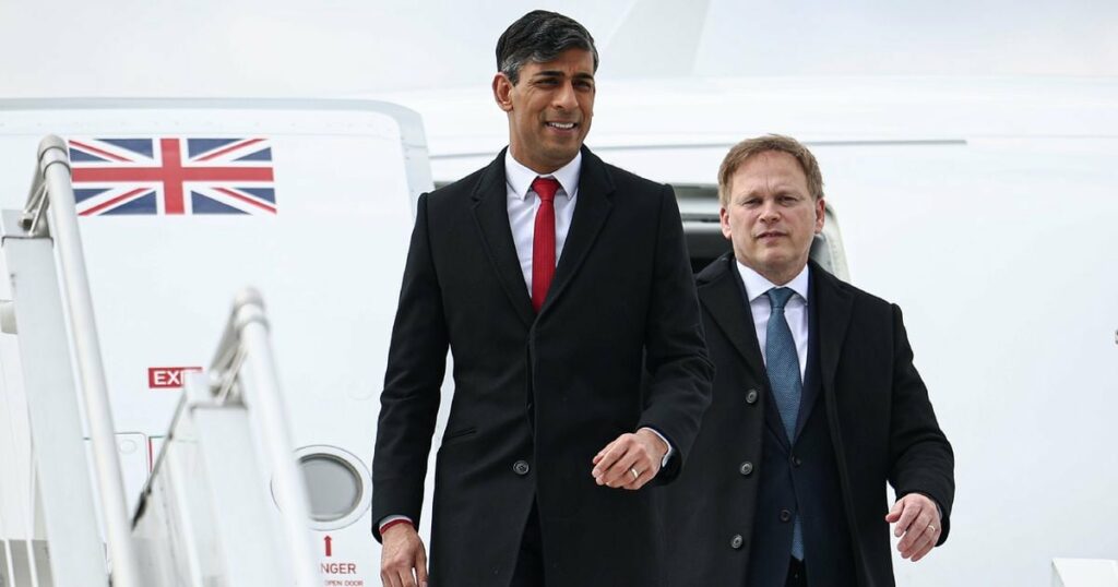 Le Premier ministre britannique, Rishi Sunak (g) et le secrétaire d'Etat britannique à la Défense, Grant Shapps, arrivent à l'aéroport de Varsovie, le 23 avril 2024 en Pologne