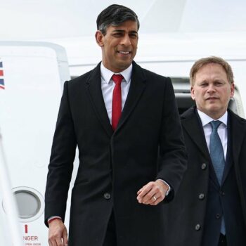 Le Premier ministre britannique, Rishi Sunak (g) et le secrétaire d'Etat britannique à la Défense, Grant Shapps, arrivent à l'aéroport de Varsovie, le 23 avril 2024 en Pologne