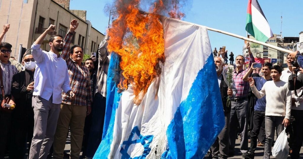 Après la frappe israélienne qui a tué sept membres des Gardiens de la révolutions iraniens en Syrie, des manifestants brûlent un drapeau israélien dans les rues de Téhéran, le 5 avril 2024.