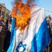 Après la frappe israélienne qui a tué sept membres des Gardiens de la révolutions iraniens en Syrie, des manifestants brûlent un drapeau israélien dans les rues de Téhéran, le 5 avril 2024.