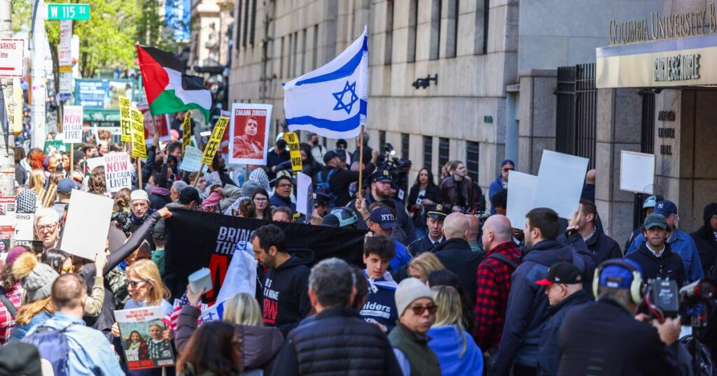 Pro-israéliens et pro-palestiniens se font face aux abords du campus de Columbia, à New York, aux Etats-Unis, le 22 avril 2024