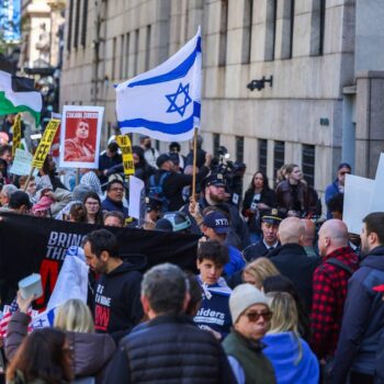 Pro-israéliens et pro-palestiniens se font face aux abords du campus de Columbia, à New York, aux Etats-Unis, le 22 avril 2024