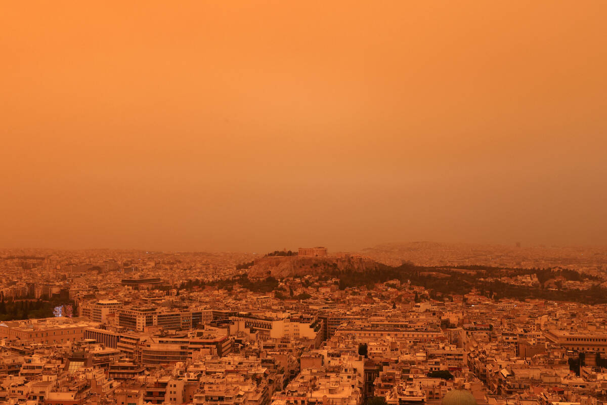 A Athènes, le ciel vire à l’orange à cause du sable du Sahara : des images mi-poétiques, mi-effrayantes